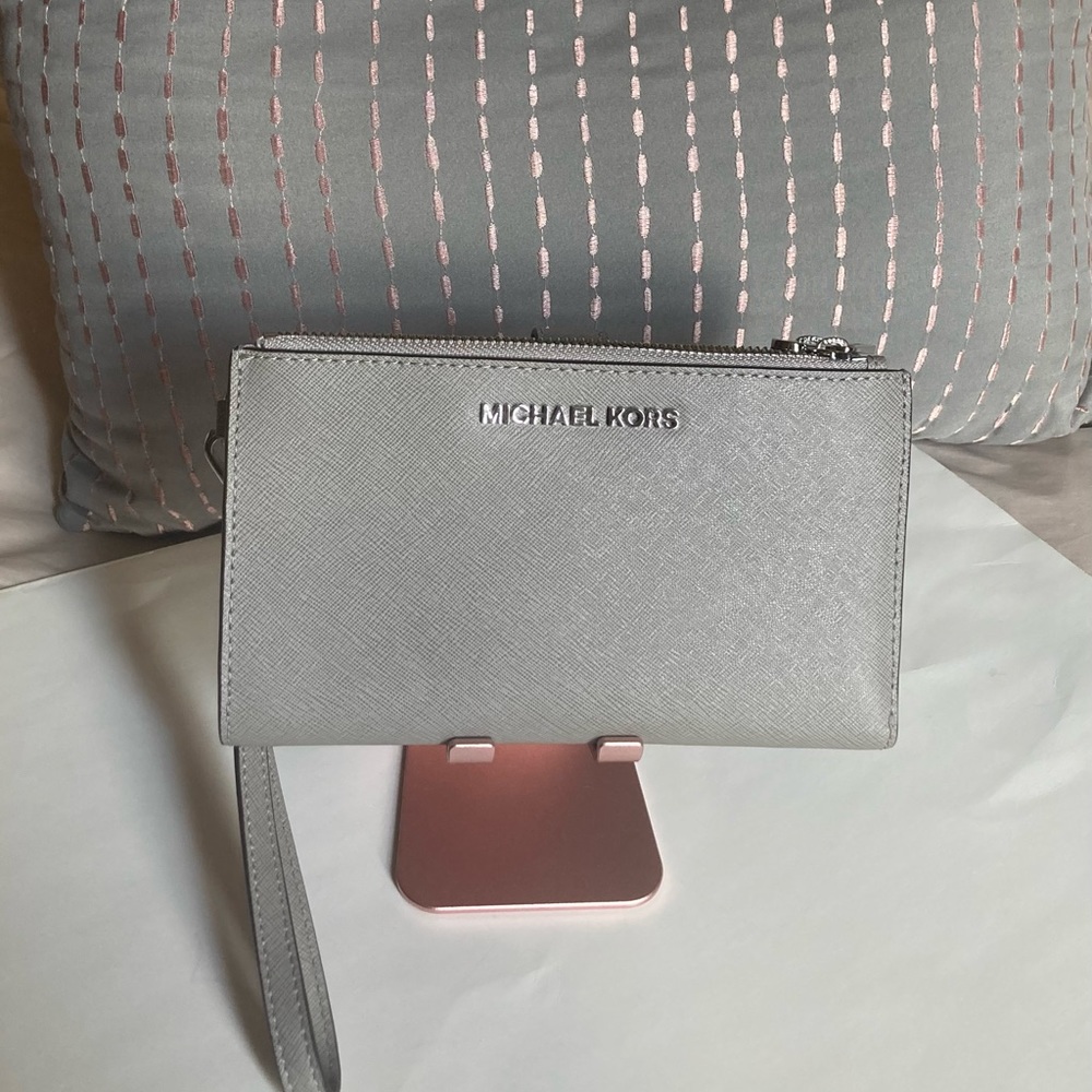 Michael Kors - NWOT - Double Zip Pebble Leather Phone Wristlet - Gray